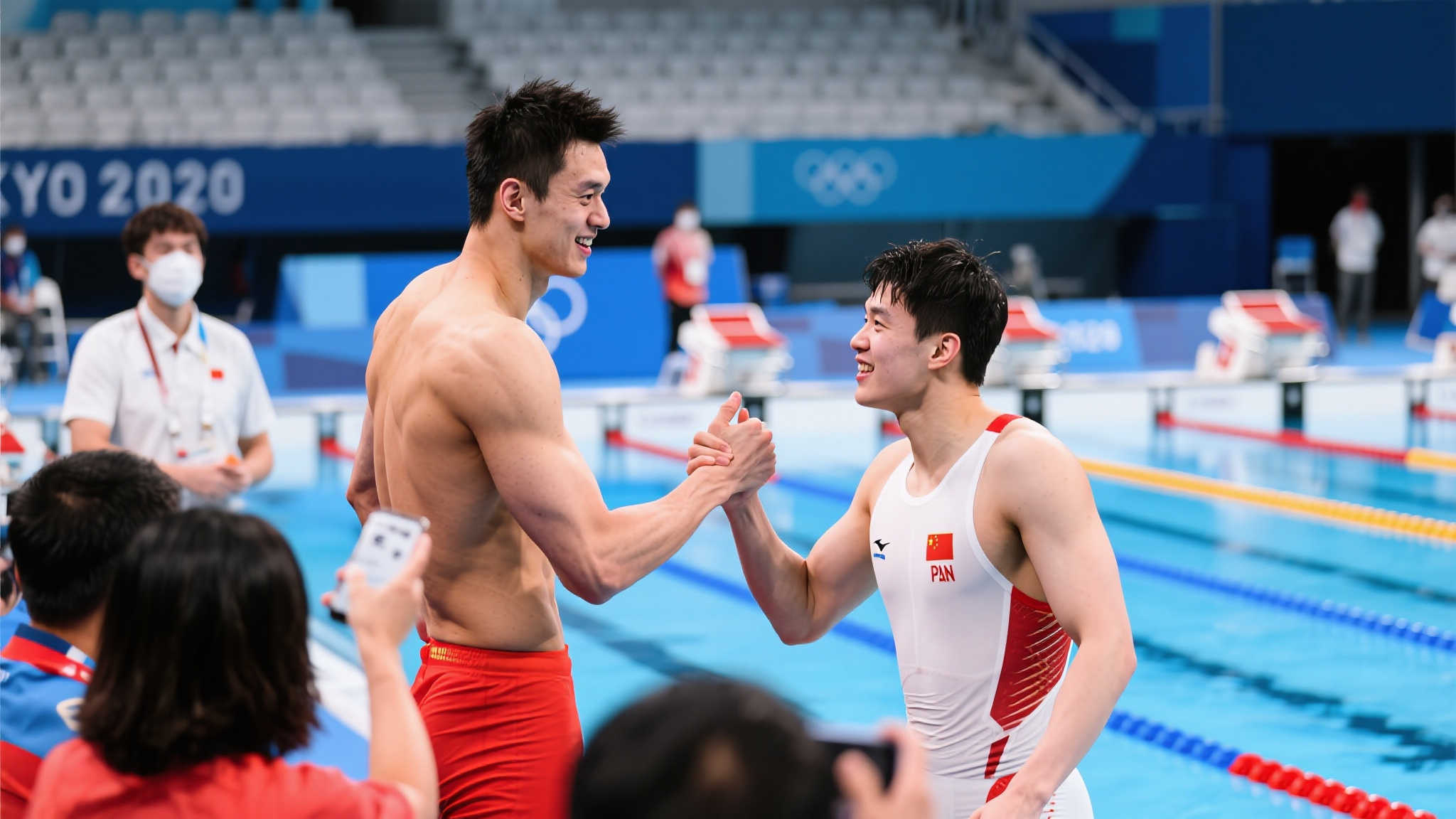 潘展乐与孙杨相互致意，中国游泳传承新篇章开启！